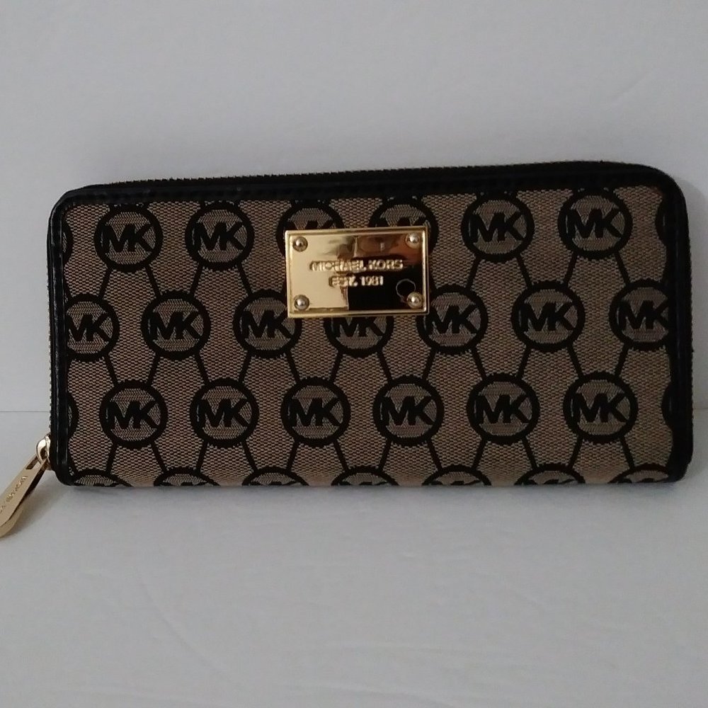 Michael Kors Signature Jet Set Tan  Long Zip Around Wallet